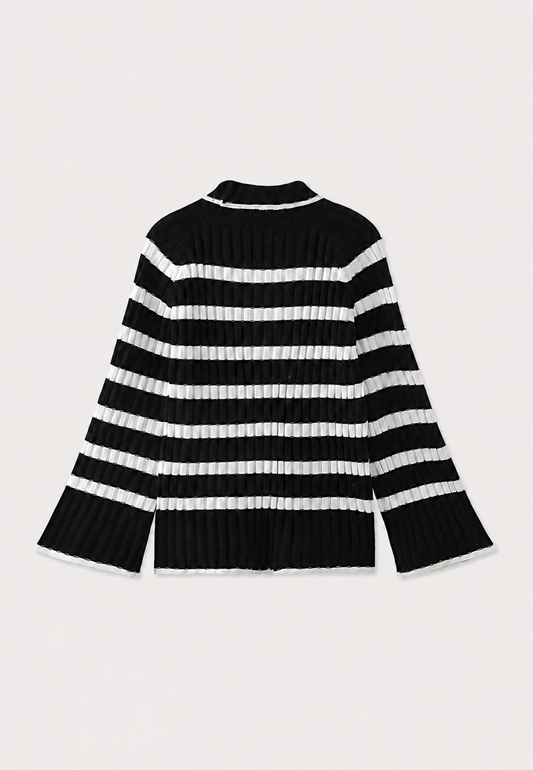 Vue de face d'une robe courte rayée tendance femme, col roulé structuré et manches amples élégantes.