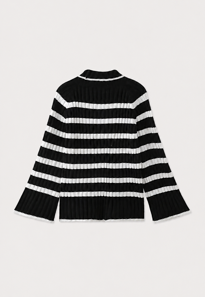 Vue de face d'une robe courte rayée tendance femme, col roulé structuré et manches amples élégantes.