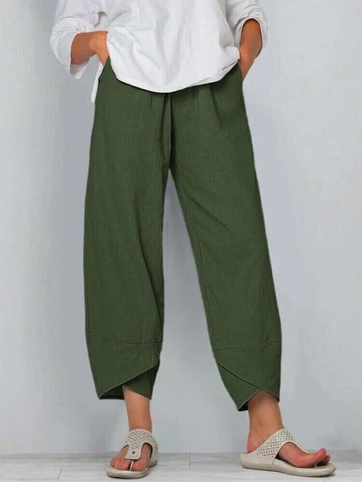 Détail du pantalon femme taille haute asymétrique, tissu fluide, style bohème chic décontracté.
