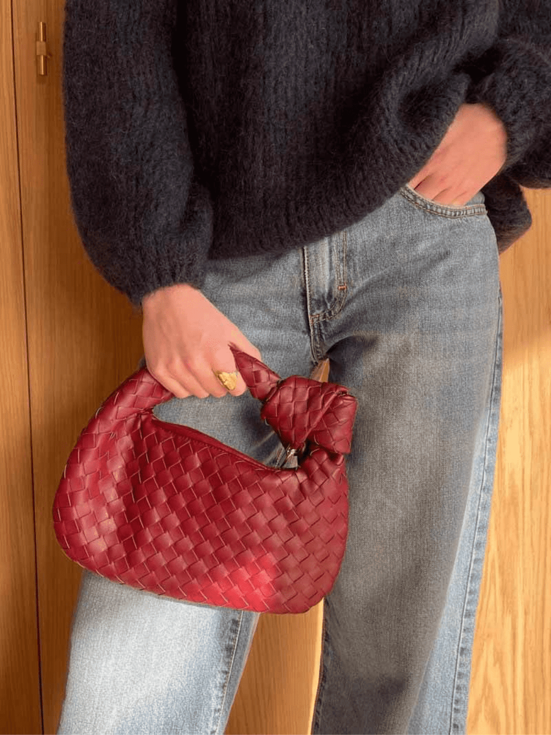 Sac bandoulière tressé mode pour femme, format compact, un accessoire polyvalent et chic.