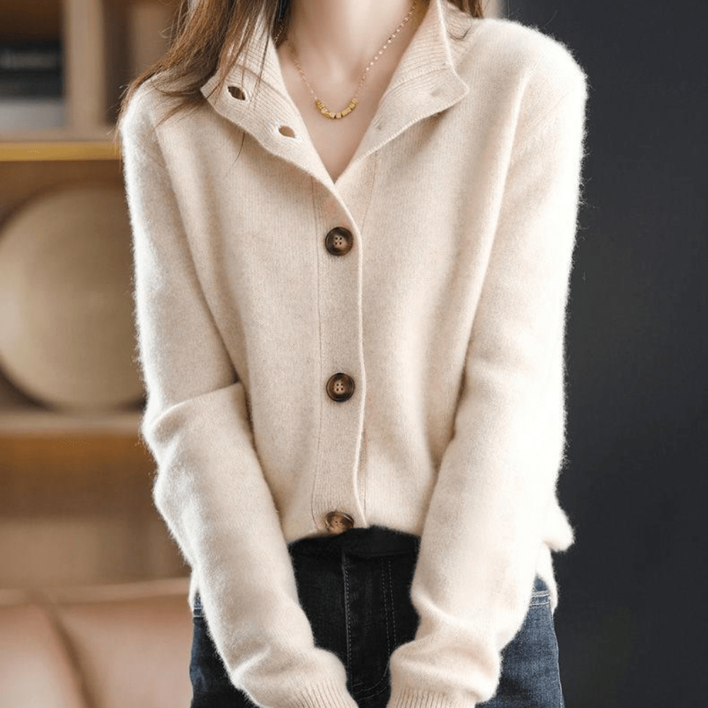 Cardigan femme élégant à col boutonné, manches longues. Confort doux et style polyvalent pour toutes saisons.