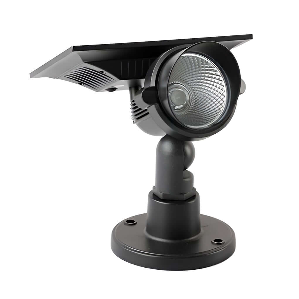 Plusieurs spots solaires LED créant une ambiance lumineuse et un balisage élégant dans le jardin.