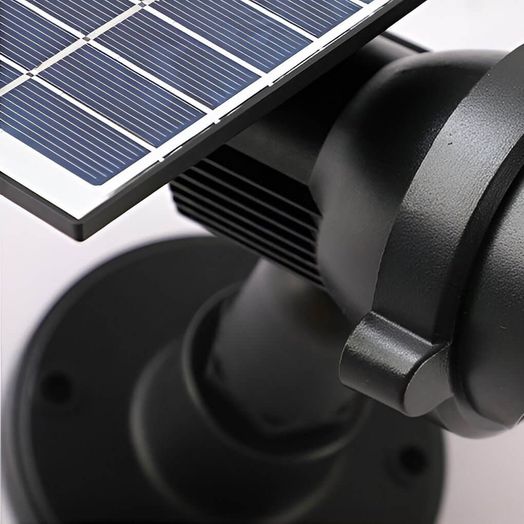 Ambiance chaleureuse: spot solaire LED blanc chaud mettant en valeur un arbuste du jardin la nuit.