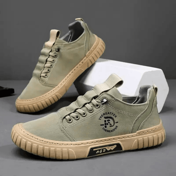 Chaussures casual homme noires, semelle épaisse robuste et style urbain polyvalent, parfaites pour l'automne.