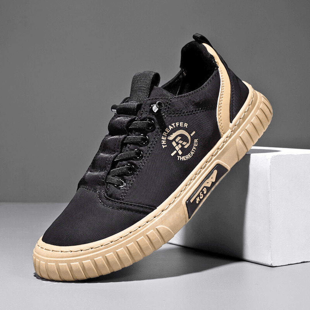 Baskets homme casual noires à semelle épaisse, idéales pour un style urbain décontracté et un confort quotidien.