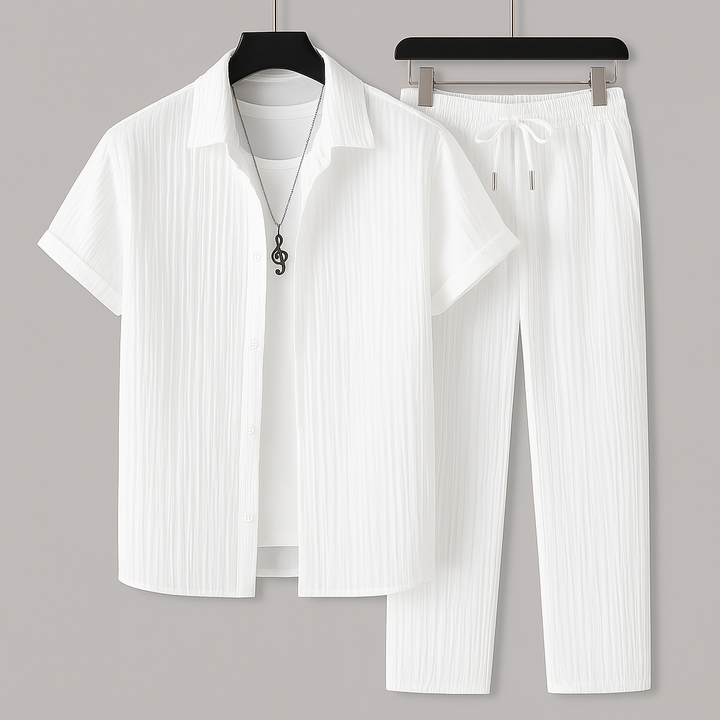 Tenue coordonnée homme décontractée été: chemise ample et pantalon à cordon effet lin pour un confort estival.