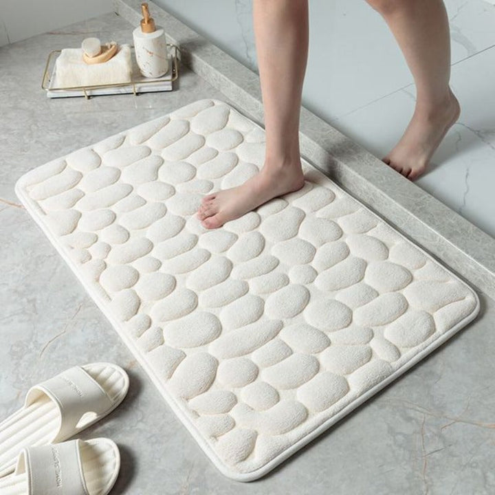 Tapis de bain super absorbant en mousse mémoire, motif pierre, séchage rapide et hygiène optimale.