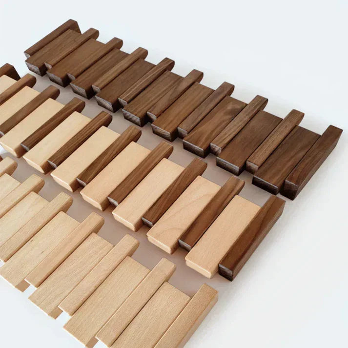 Porte-manteau mural design piano en bois naturel. Optimise l'espace du hall avec élégance.