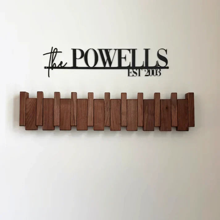 Porte-manteau mural en bois massif. Design piano raffiné pour une entrée moderne et organisée.