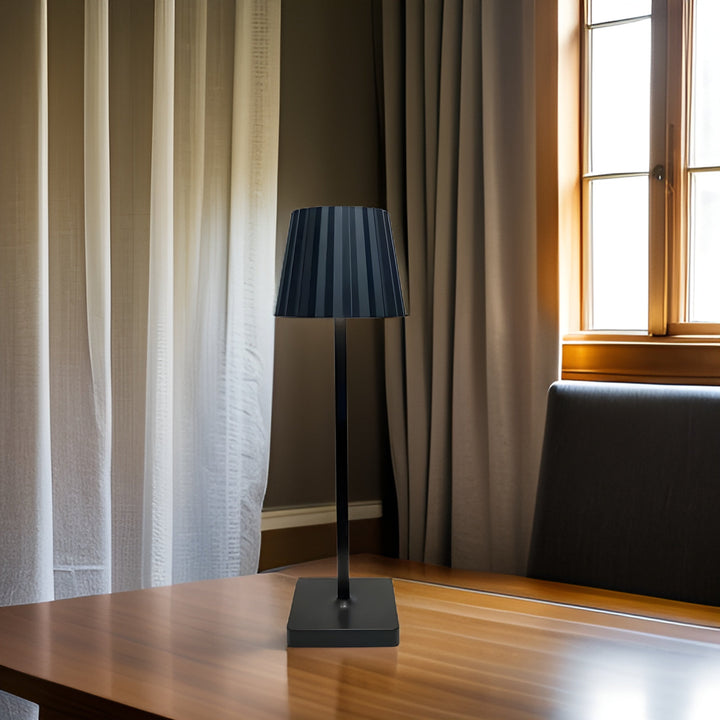 Lampe de table LED sans fil, tactile et dimmable. Style scandinave épuré pour votre intérieur.