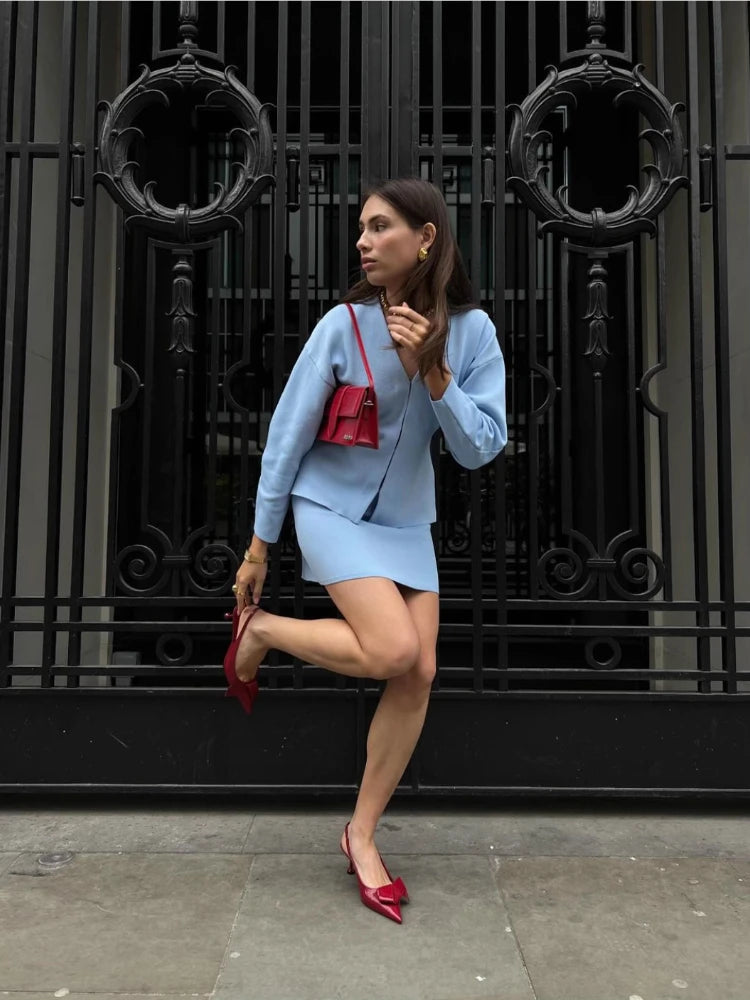 Ensemble femme durable et chic: jupe et cardigan en tricot, deux pièces pour élégance quotidienne.