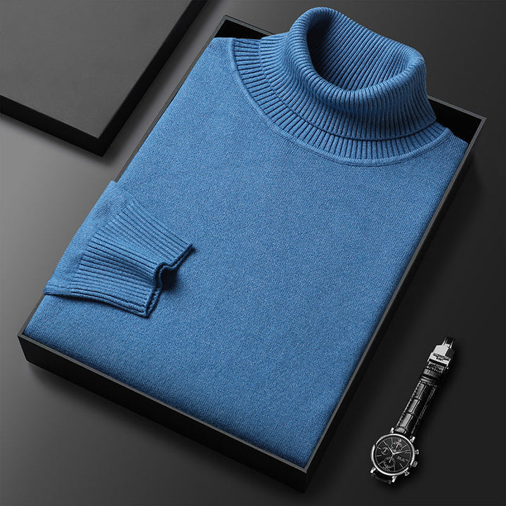 Gros plan sur la texture douce du pull homme col roulé en mélange cachemire de haute qualité.