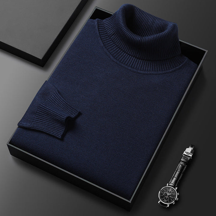 Homme portant un pull col roulé en cachemire, pour un look chaud, confortable et élégant en hiver.