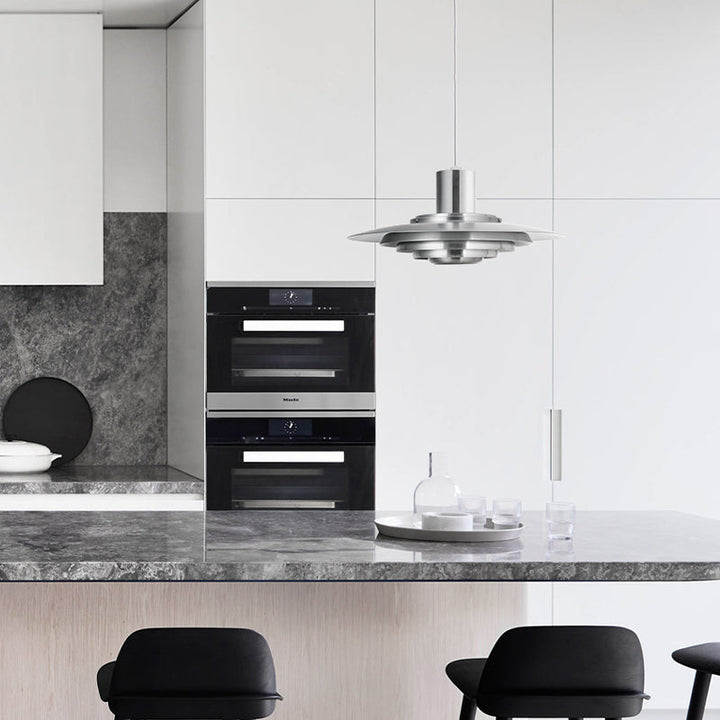 Lustre LED design scandinave avec abat-jour en métal, éclairage optimal pour votre intérieur moderne.
