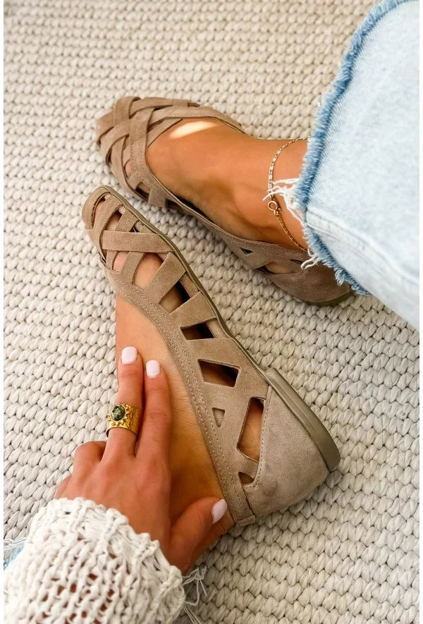 Sandales femme plates élégantes, lanières entrelacées, confort orthopédique pour un été mode et décontracté.