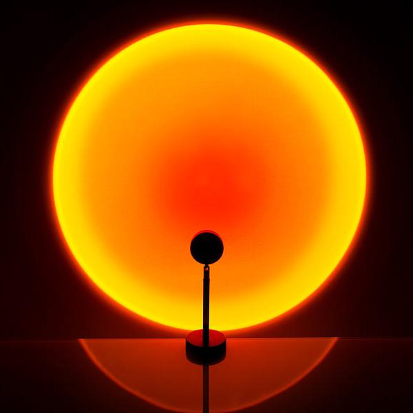 Lampe LED ambiance coucher de soleil, lumière chaude relaxante pour décoration de salon moderne.